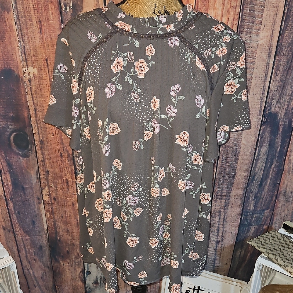 Torrid Floral Ruffle Neck Short Sleeve Top - Gray with Blush Flowers Size 3
